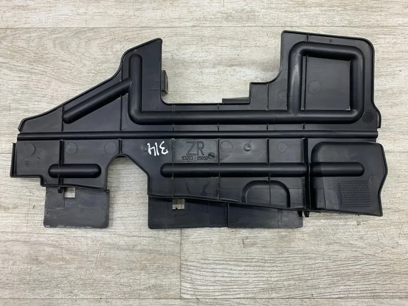 Дефлектор радиатора Toyota Avensis 2007 5329305050 УНИВЕРСАЛ 3ZZ-FE, правый