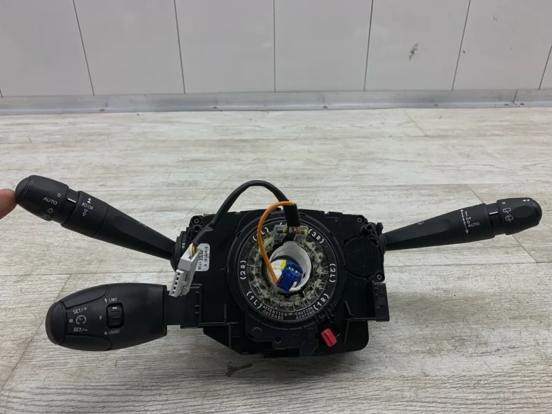 Подрулевой переключатель стрекоза Peugeot 208 2015 98081769ZD ХЭТЧБЕК HN01 (EB2DT)