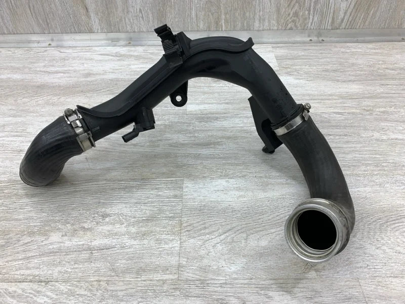 Патрубок интеркулера Skoda Octavia 2009 5N0145770A УНИВЕРСАЛ CEGA