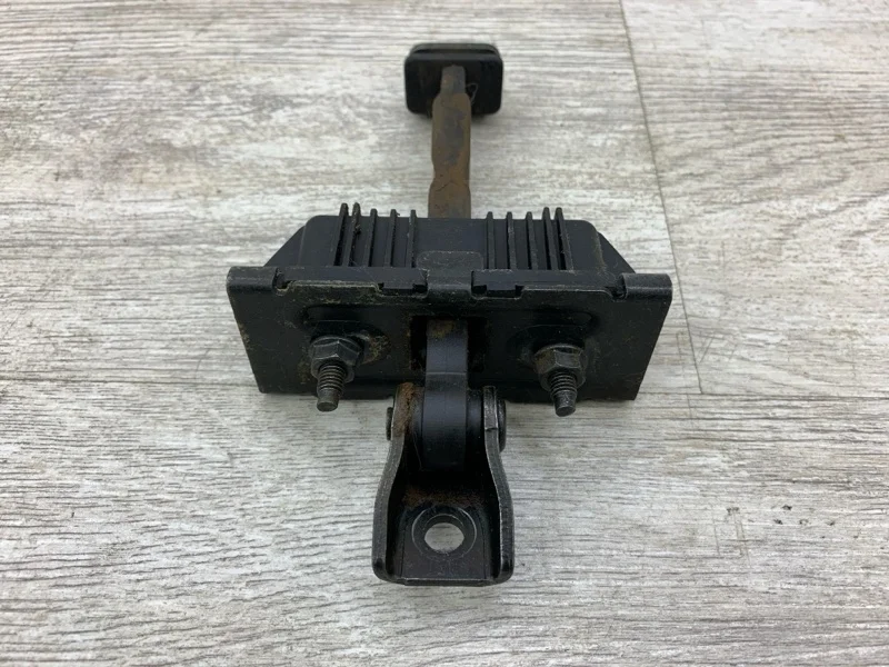 Ограничитель двери Toyota Avensis 2007 6861005040 УНИВЕРСАЛ 3ZZ-FE, передний левый