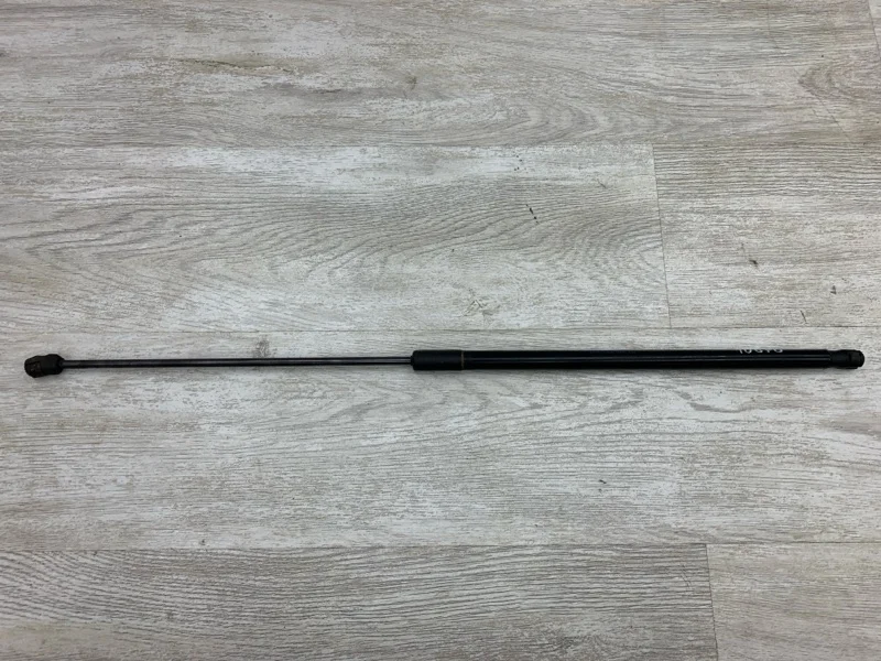 Амортизатор капота Volkswagen Passat B7 2011 3AA823359A УНИВЕРСАЛ CFFB