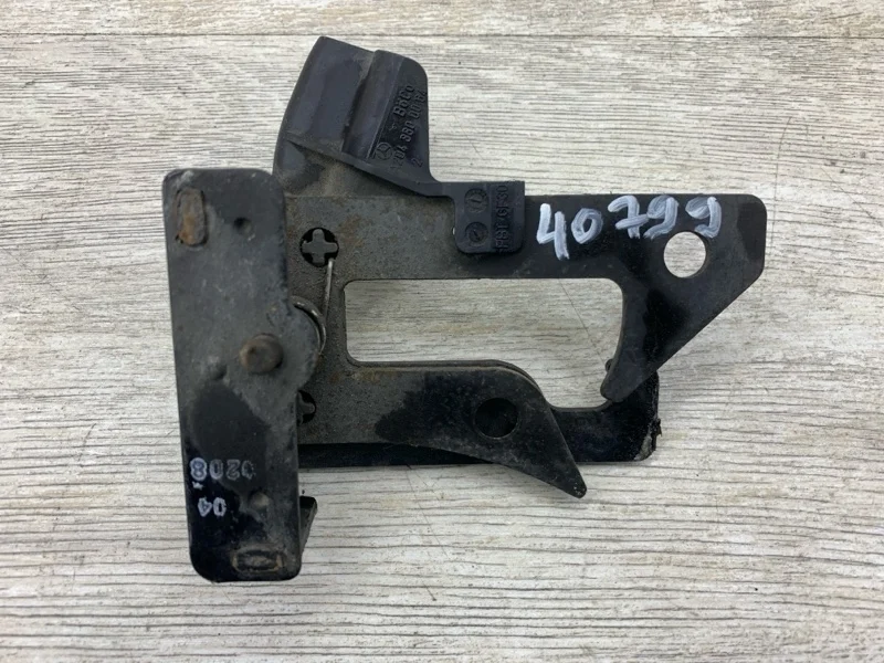 Крюк замка капота Mercedes-Benz C-Class 2008 A2048800064 СЕДАН 646.811 30 214407