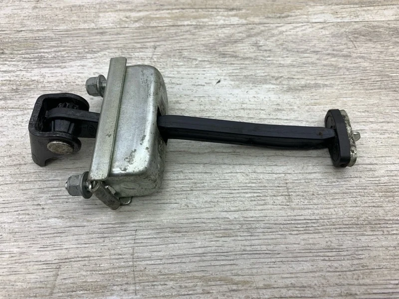 Ограничитель двери Ford Focus 2010 1641573 УНИВЕРСАЛ DV6T GPDA, передний левый