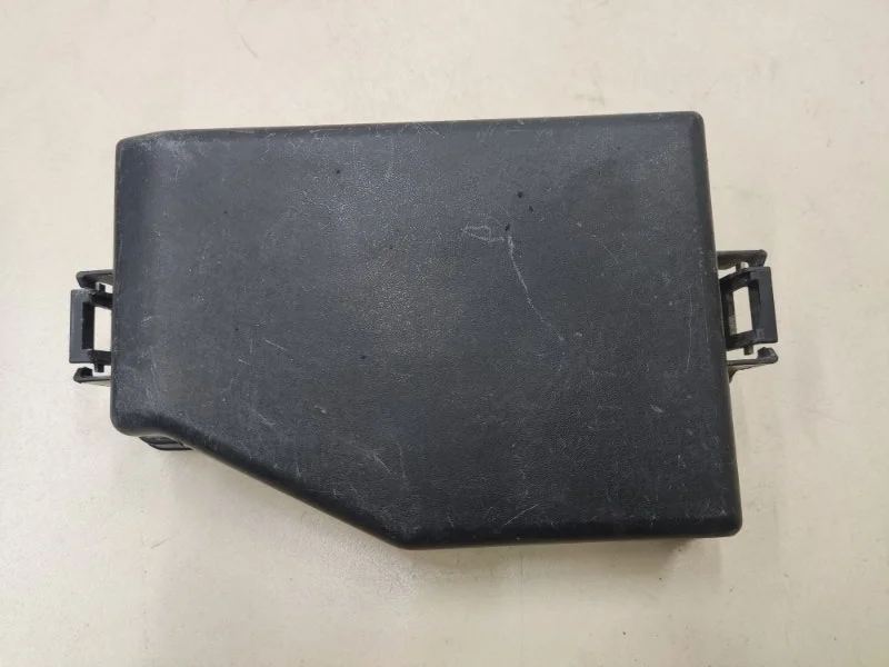 Крышка блока предохранителей Hyundai Solaris 1