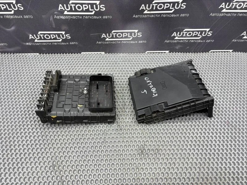 Блок предохранителей подкапотный Skoda Octavia 2011 1K0937132G ЛИФТБЭК А5 1.4 CAXA