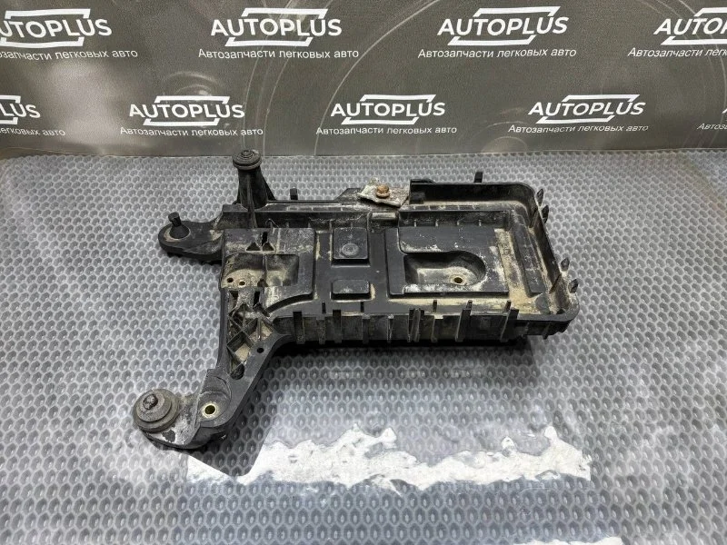 Площадка под АКБ Skoda Octavia 2011 1K0915333 ЛИФТБЭК А5 1.4 CAXA