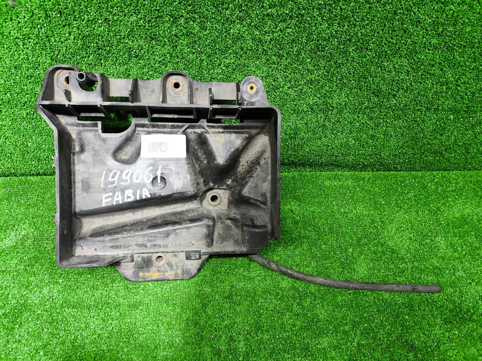 Площадка под АКБ аккумулятор SKODA FABIA 1/2, RAPID, VOLKSWAGEN POLO 2000- б/у FABIA 1(2000-2006);FABIA 2(2007-2015);RAPID(2013-;POLO(2002-2005);POLO(2010-