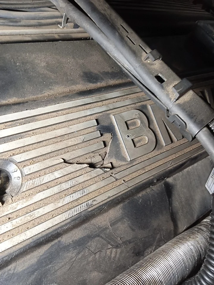 Двигатель в сборе M54B22 Б/У Контрактный трещина на клапанной крышке