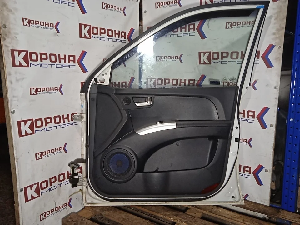 Дверь передняя правая под расширитель Б/У Оригинал мелкие потёртости