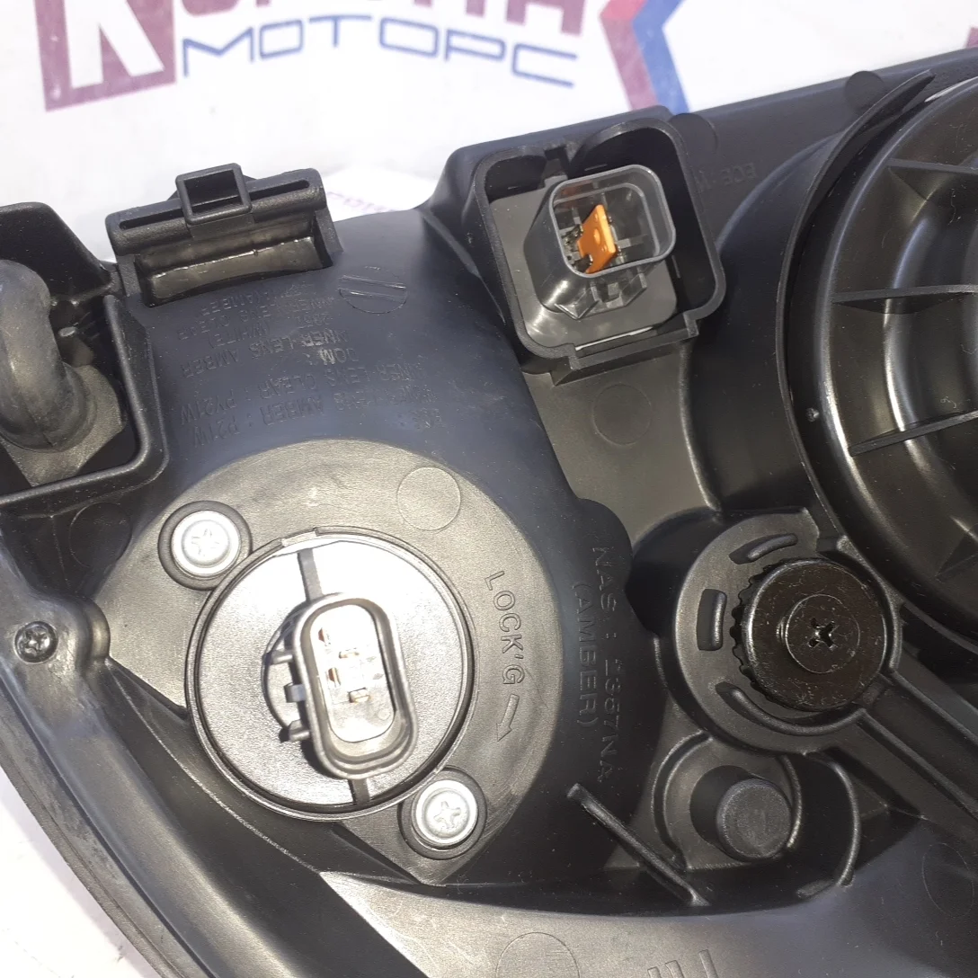 Фара правая желтый поворотник (без корректора) 2002-2005 Уценка сломан кронштейн, обломок есть