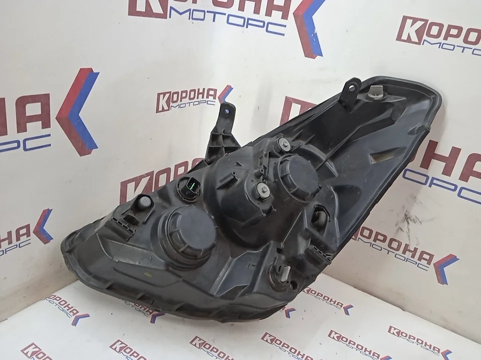 Фара с механическим корректором правая Б/У Потёртость стекла дефект хрома в нутри фары
