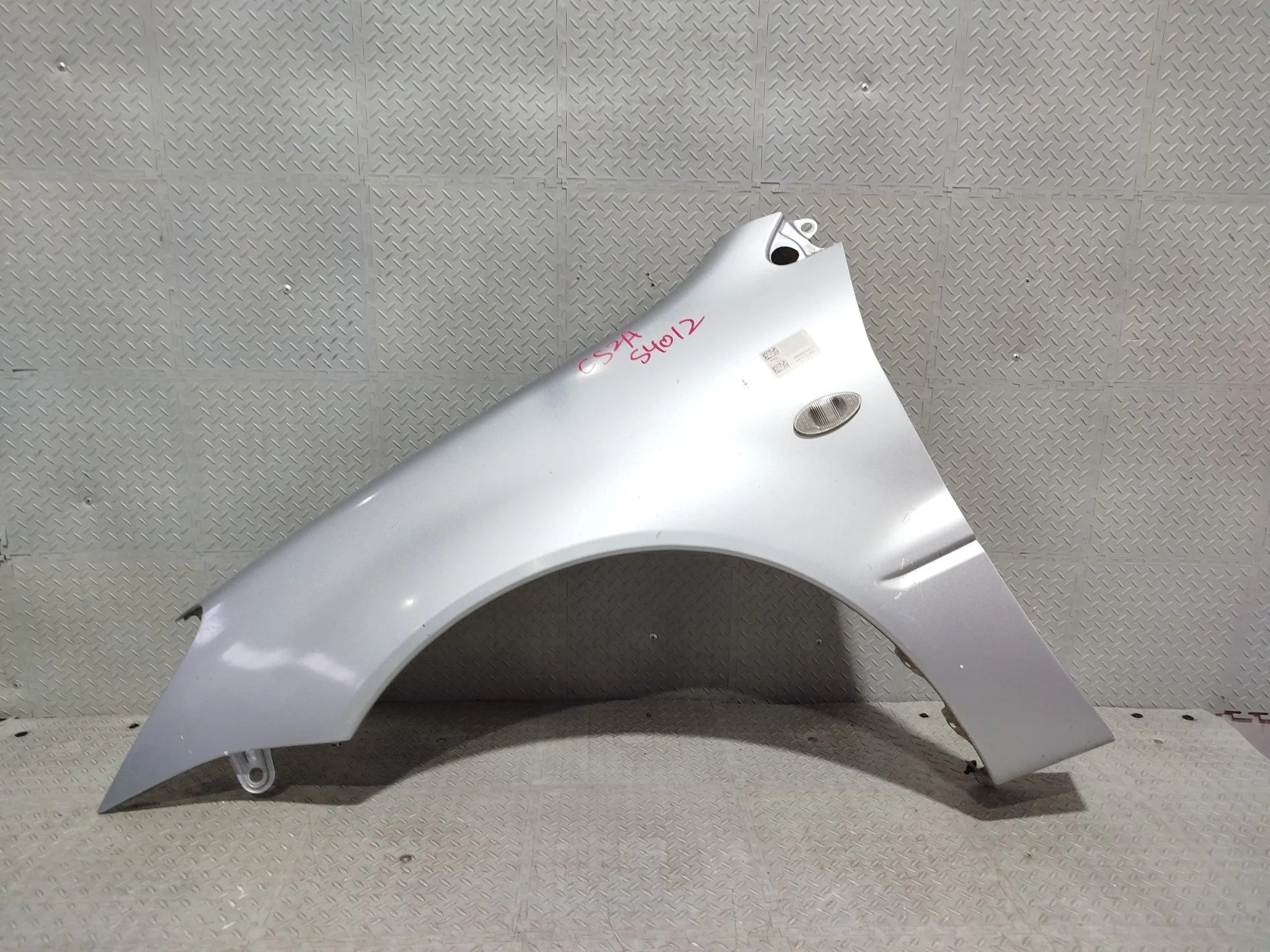 КРЫЛО MITSUBISHI LANCER CS1A CS2A CS2W CS3A CS3W CS5A CS5W CS6A CS6W CS7A CS7W CS9W 5220A733 MN150623 ПЕРЕДНЕЕ ЛЕВОЕ серебро, A31 S4012