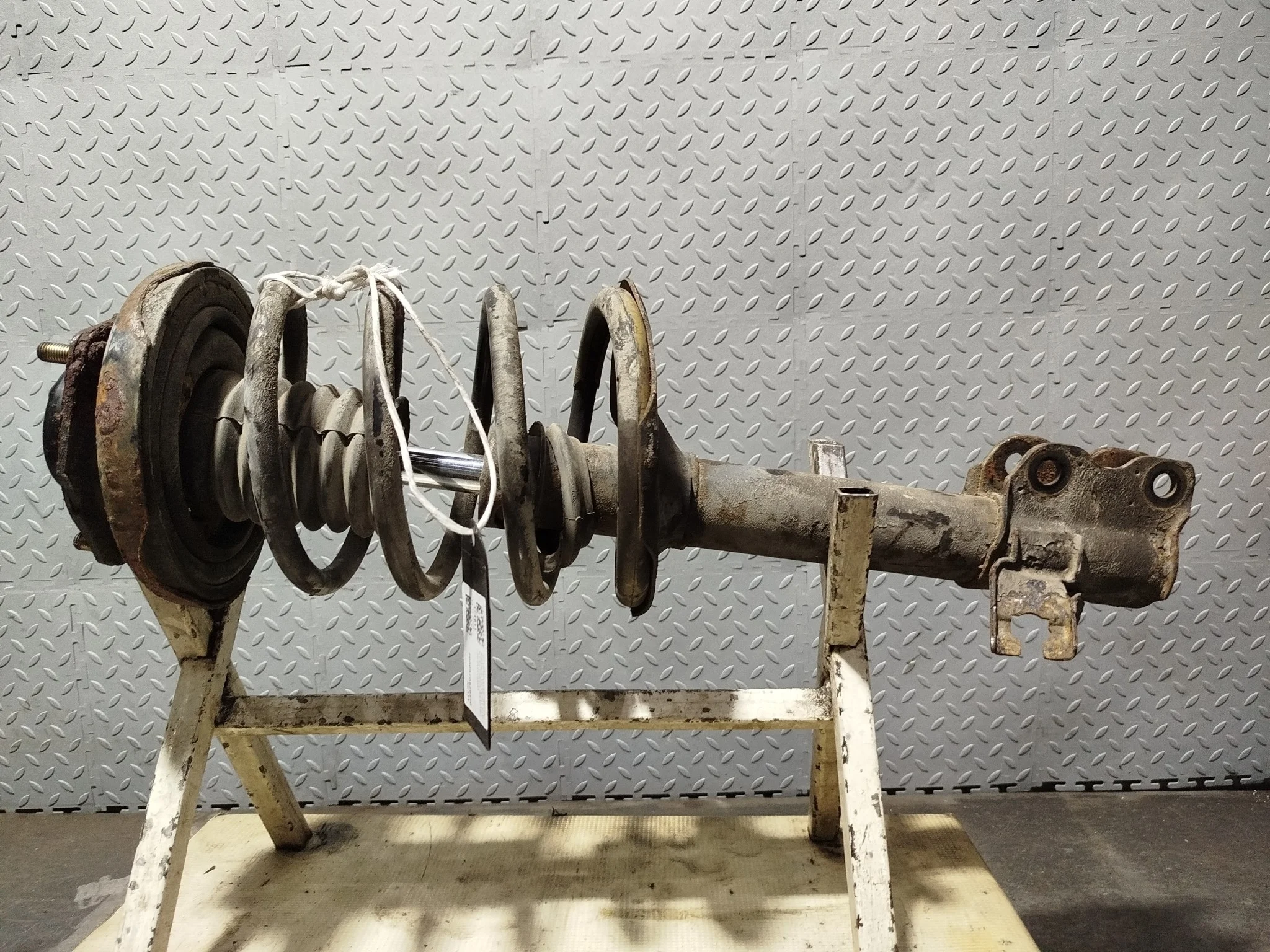 СТОЙКА ХОДОВКИ NISSAN X-TRAIL NT30 PNT30 T30 ПЕРЕДНЯЯ ЛЕВАЯ 543038H726 2WD 4WD XE334