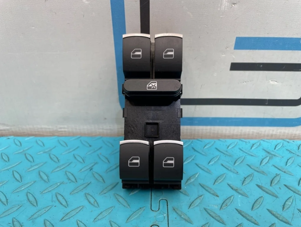 Блок стеклоподъемников Volkswagen Tiguan 2010 5K4959857 5N1 CCZC 2.0, передний правый