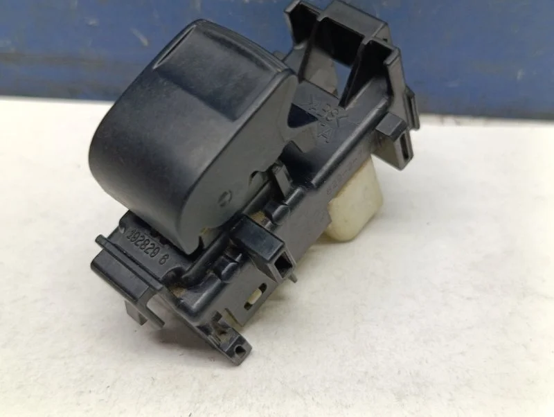 Кнопка стеклоподъемника Toyota Rav 4 2010 8481052030 A30