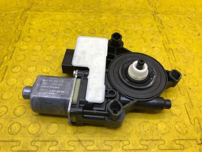 Стеклоподъемник Skoda Octavia 2018 5Q0959811E 5E3 CJS 298666, задний левый