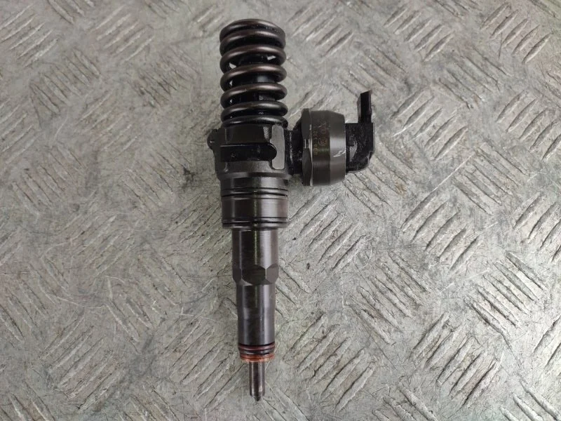 Форсунка топливная Volkswagen Passat 038130073BA B5 AVF