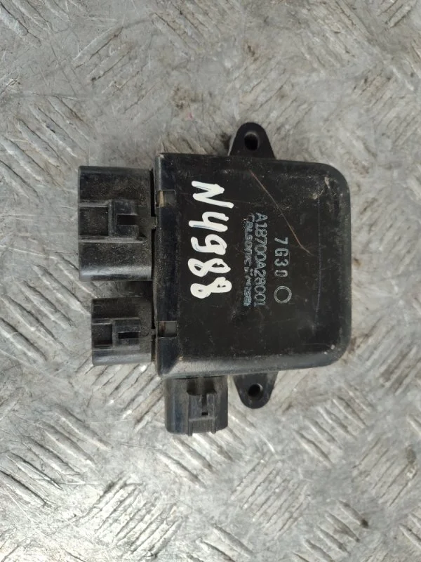 Блок управления вентилятором Nissan Qashqai 21493EH10A J10 MR20