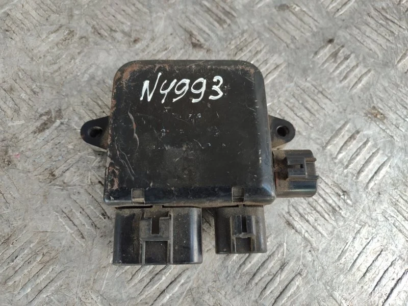 Блок управления вентилятором Nissan Qashqai 21493EH10A J10 MR20