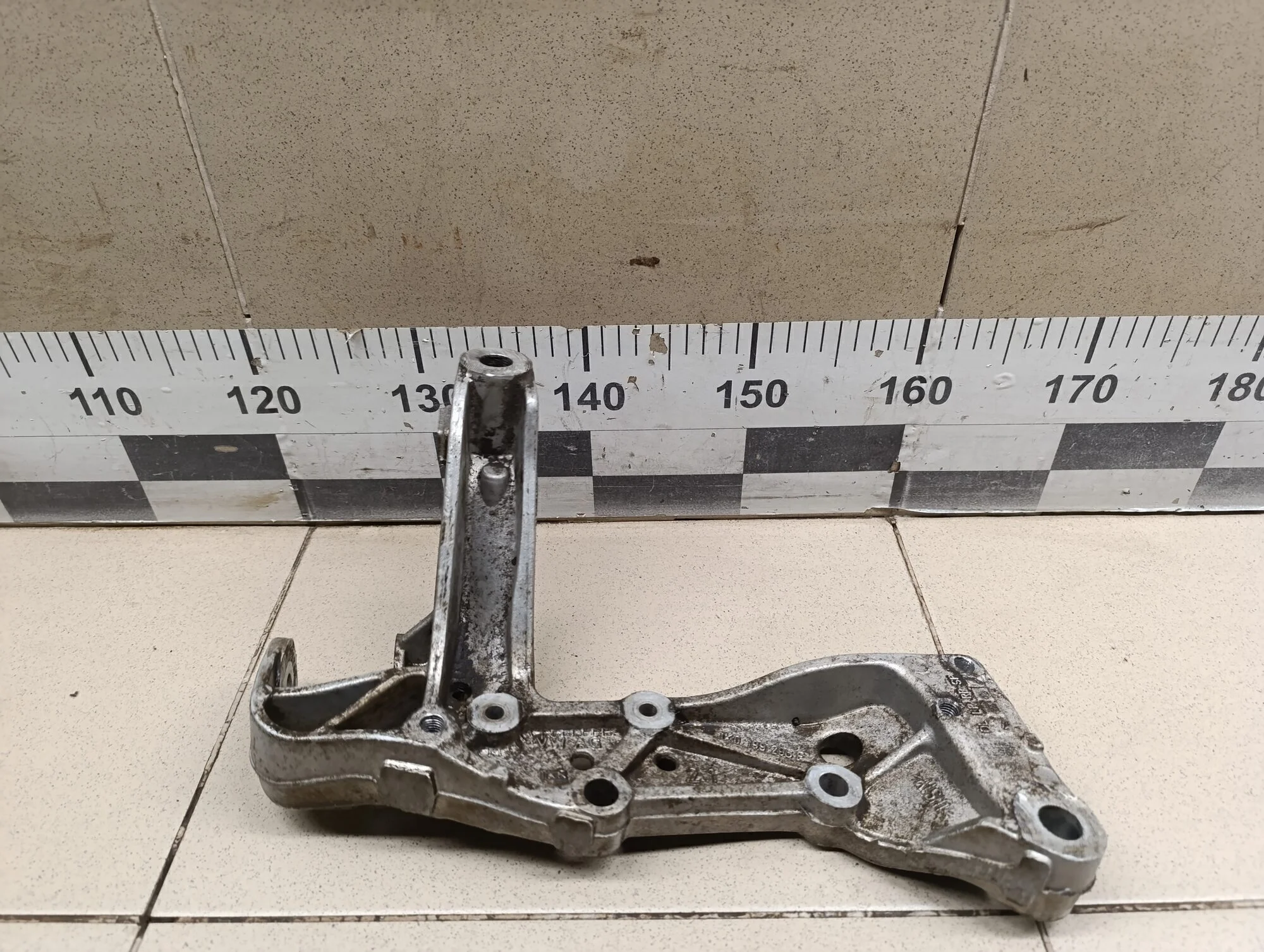 Кронштейн переднего рычага Touran 2003-2010