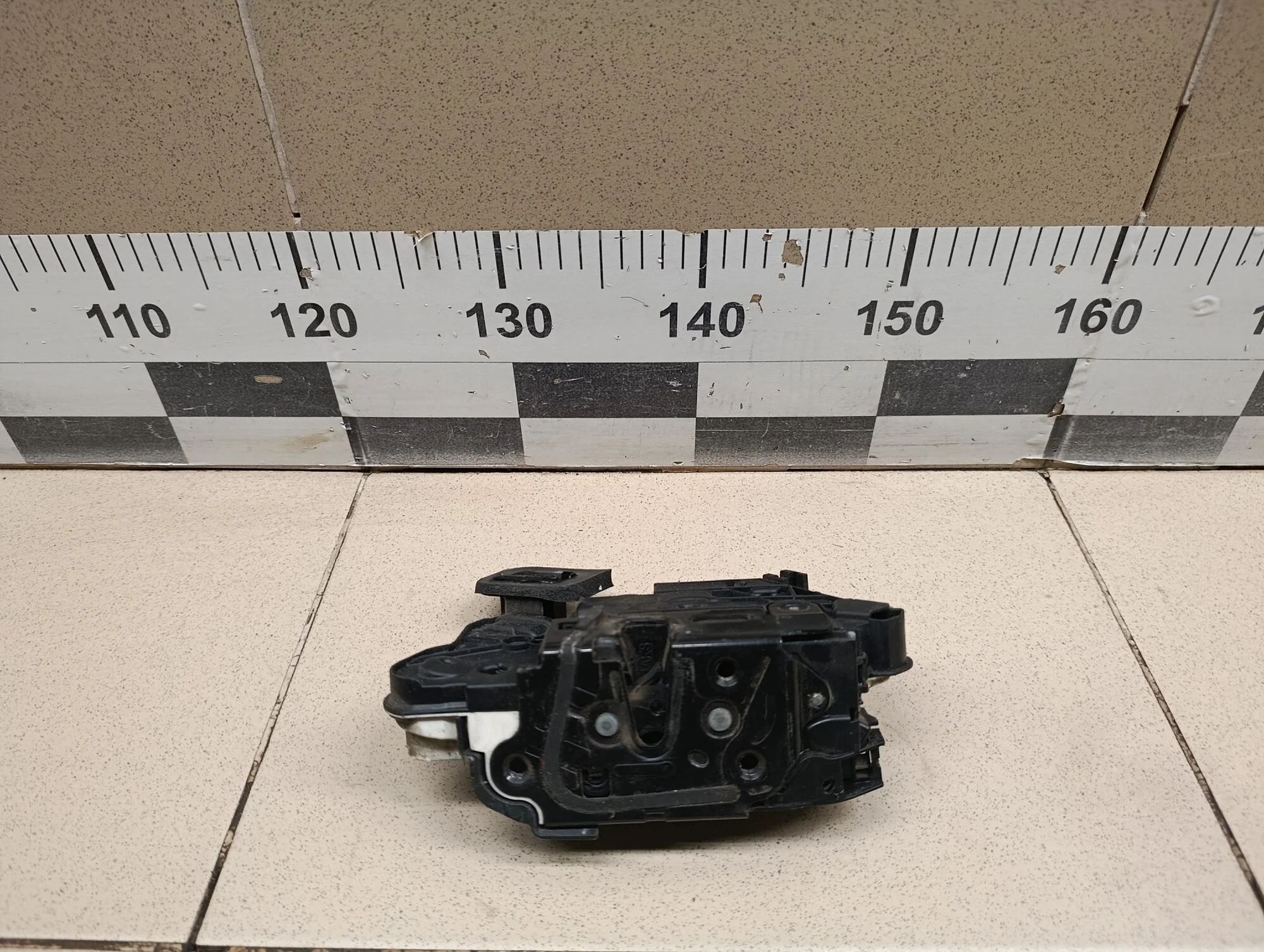 Замок двери передней левой Yeti 2009>