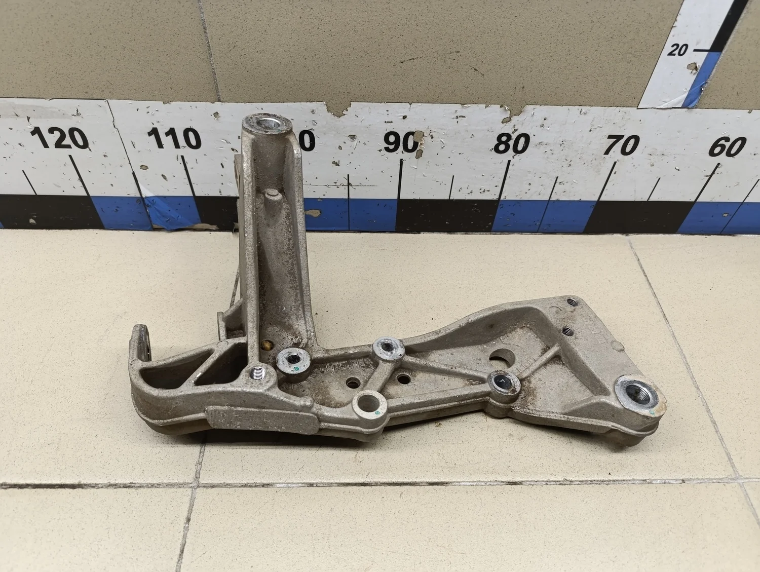 Кронштейн переднего рычага Touran 2003-2010