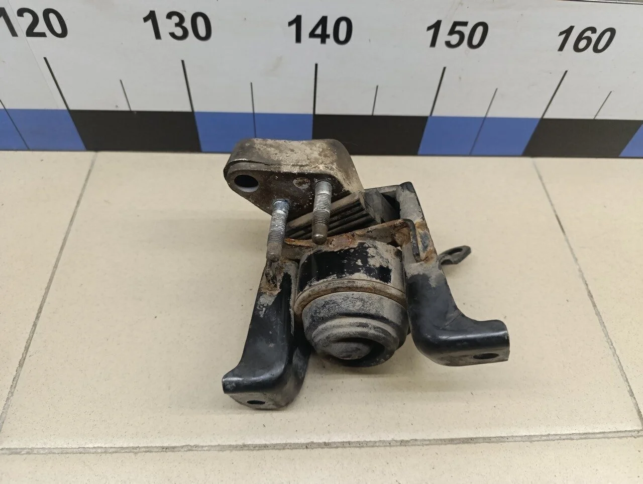 Опора двигателя правая Avensis II 2003-2008