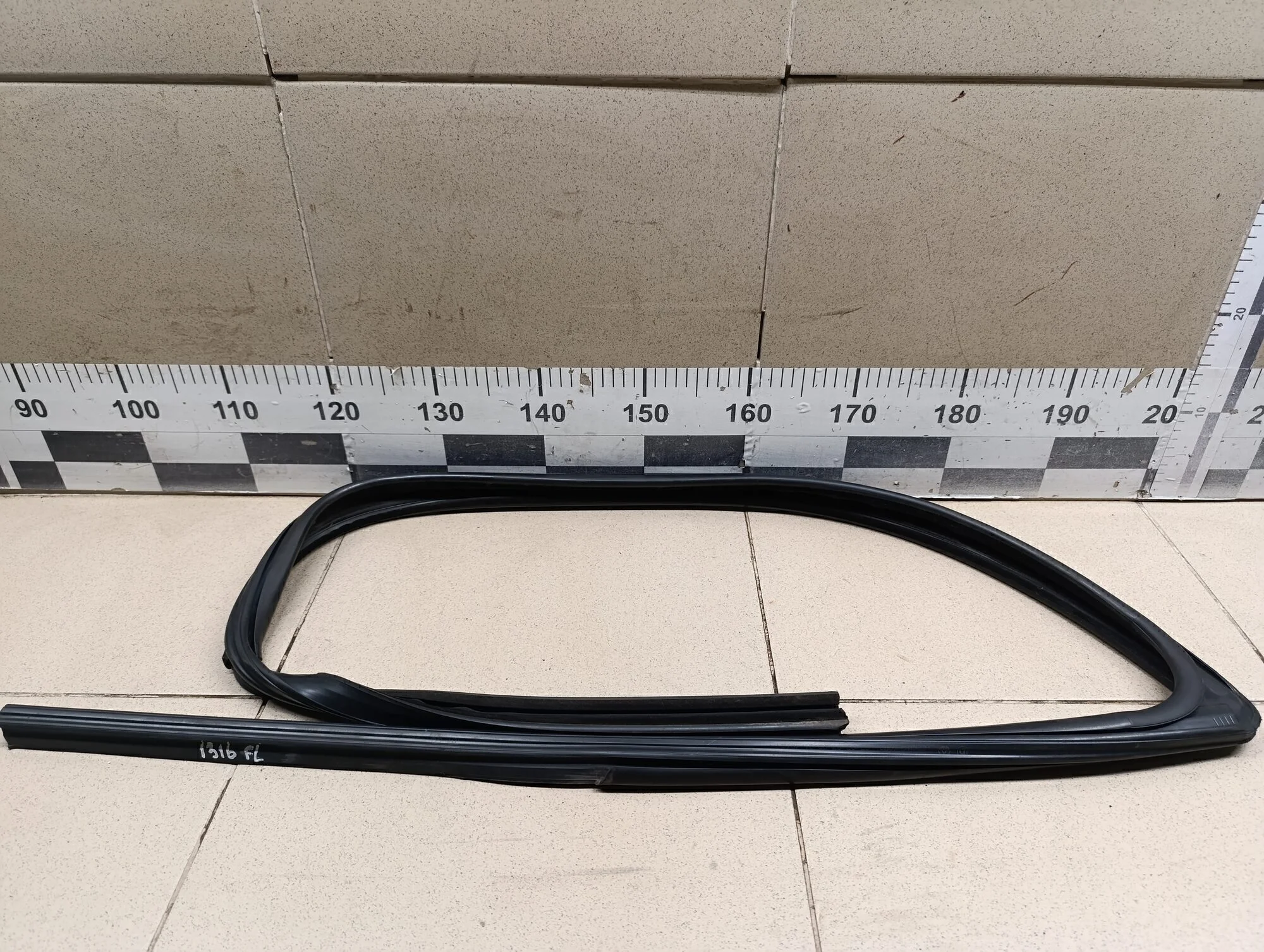 Уплотнитель стекла двери Logan 2005-2014