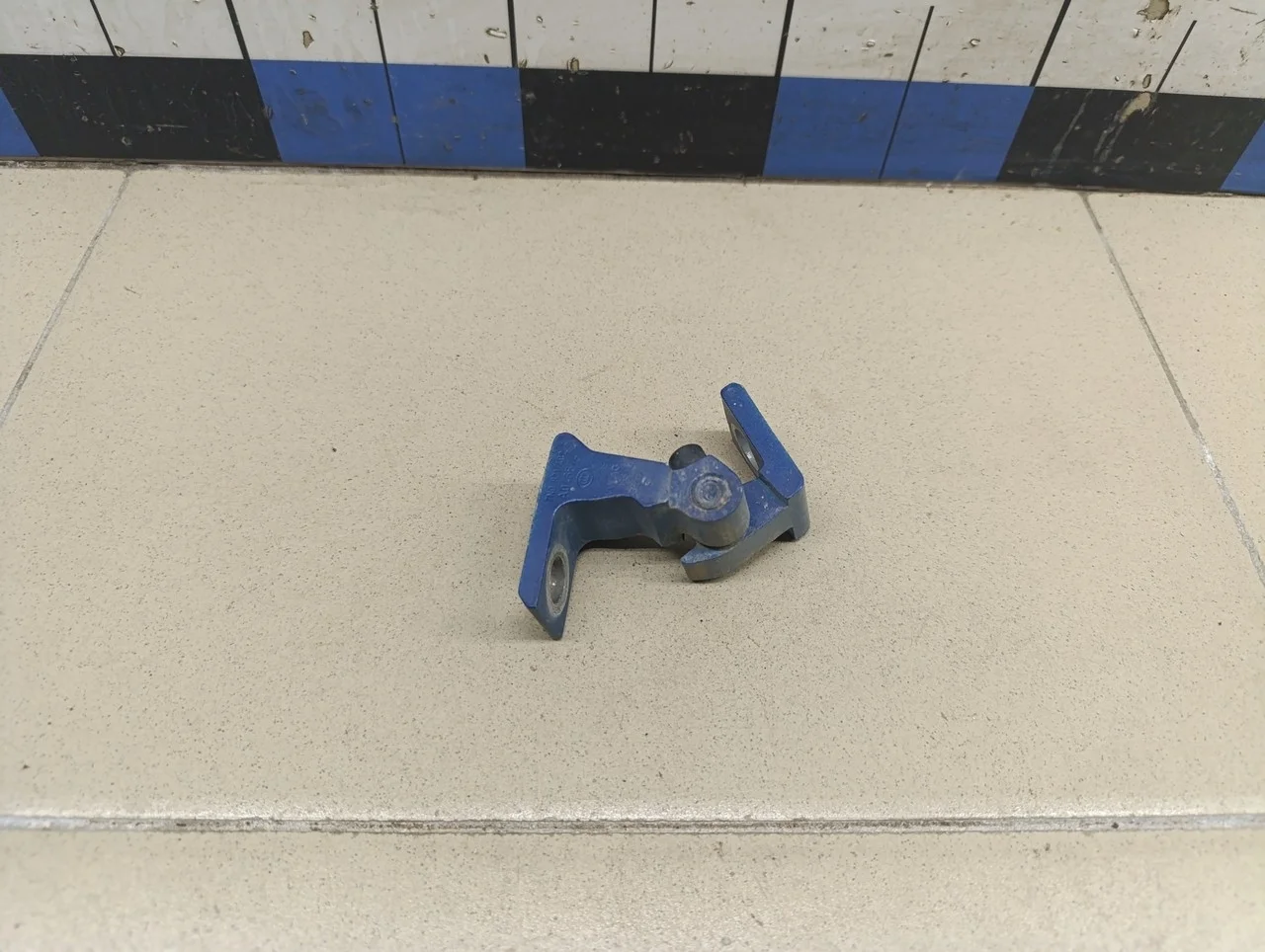 Петля двери Polo (Sed RUS) 2011>