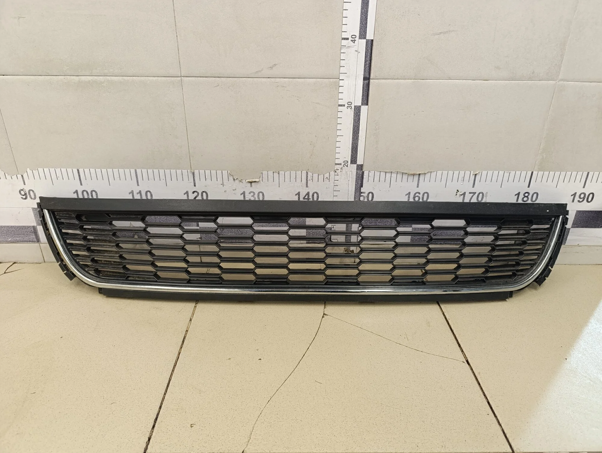 Решетка в бампер центральная Polo (HB) 2009>