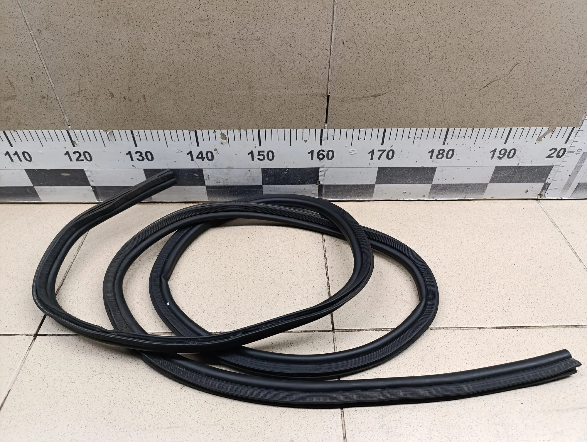 Уплотнитель багажника Logan 2005-2014