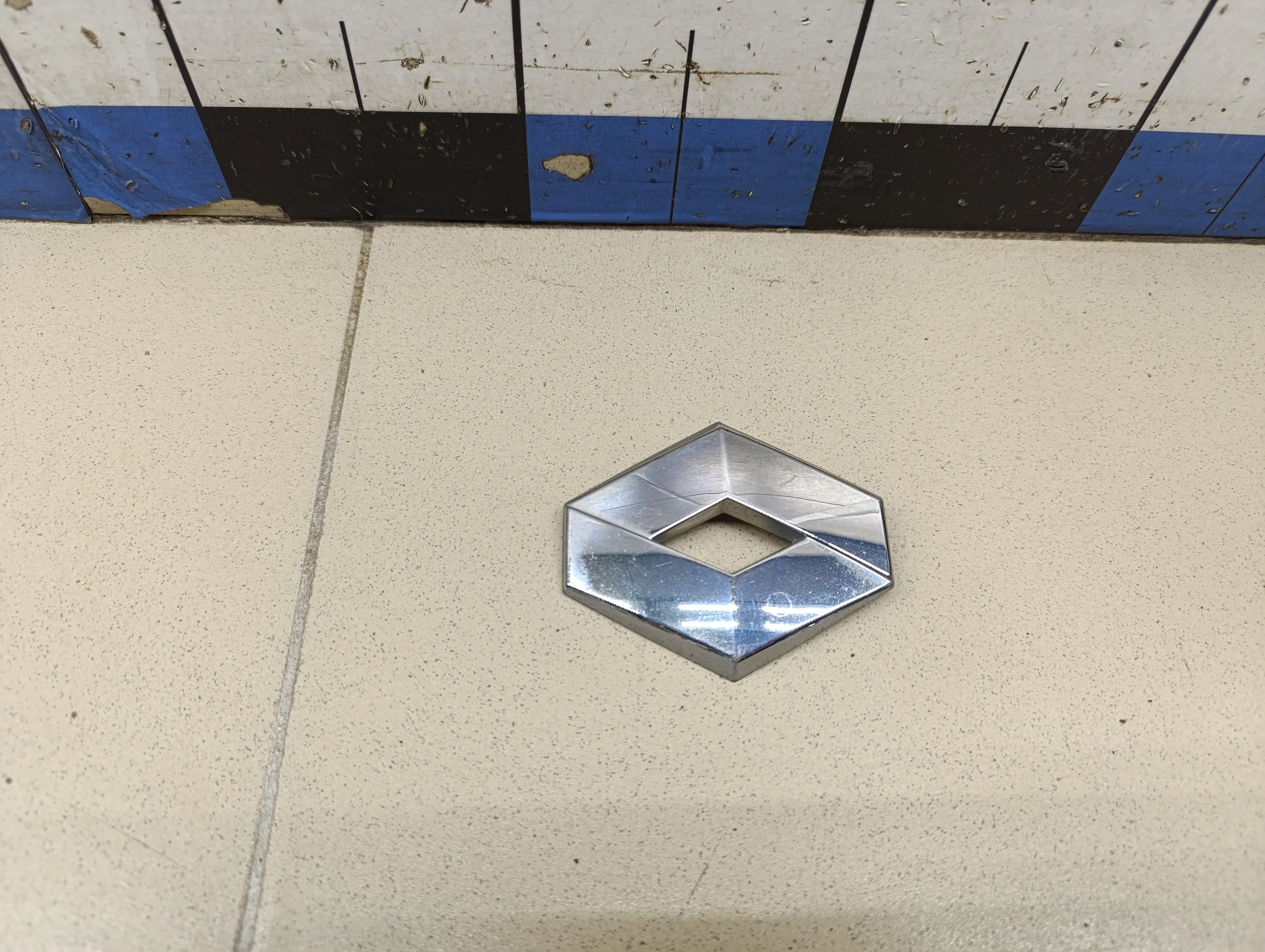 Эмблема на крышку багажника Duster 2012>