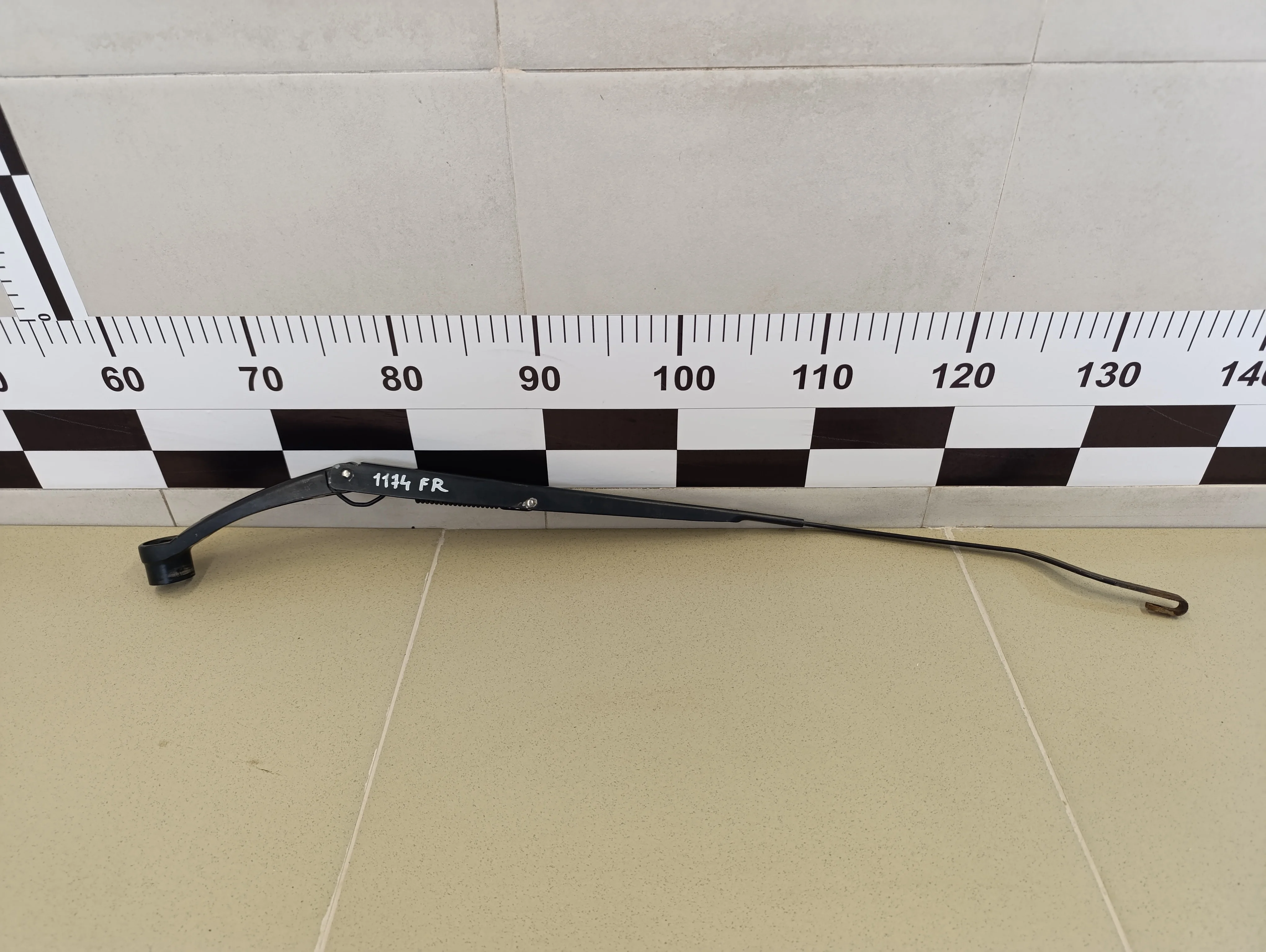 Поводок стеклоочистителя передний правый Solaris 2010-2017