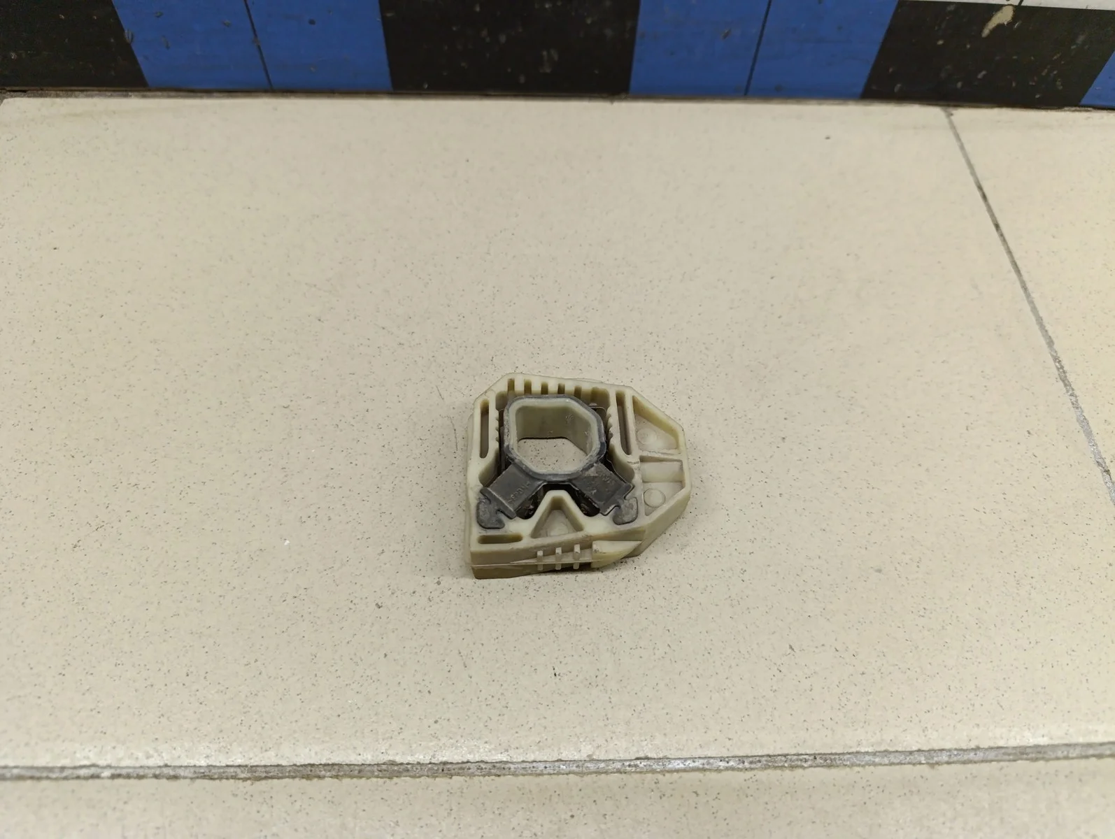 Кронштейн радиатора Fabia 2007-2015