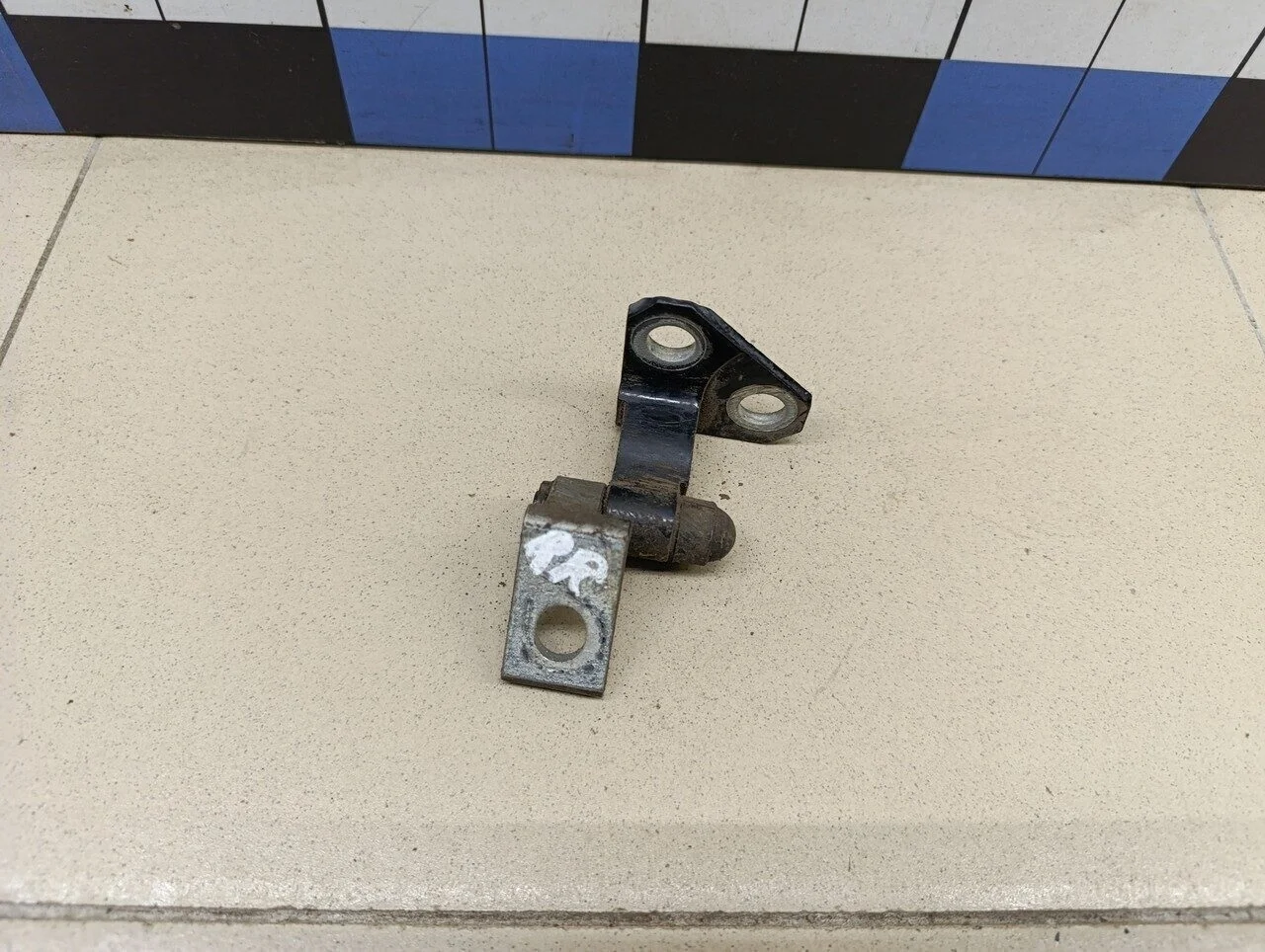 Петля двери задней правой верхняя Passat [B6] 2005-2010