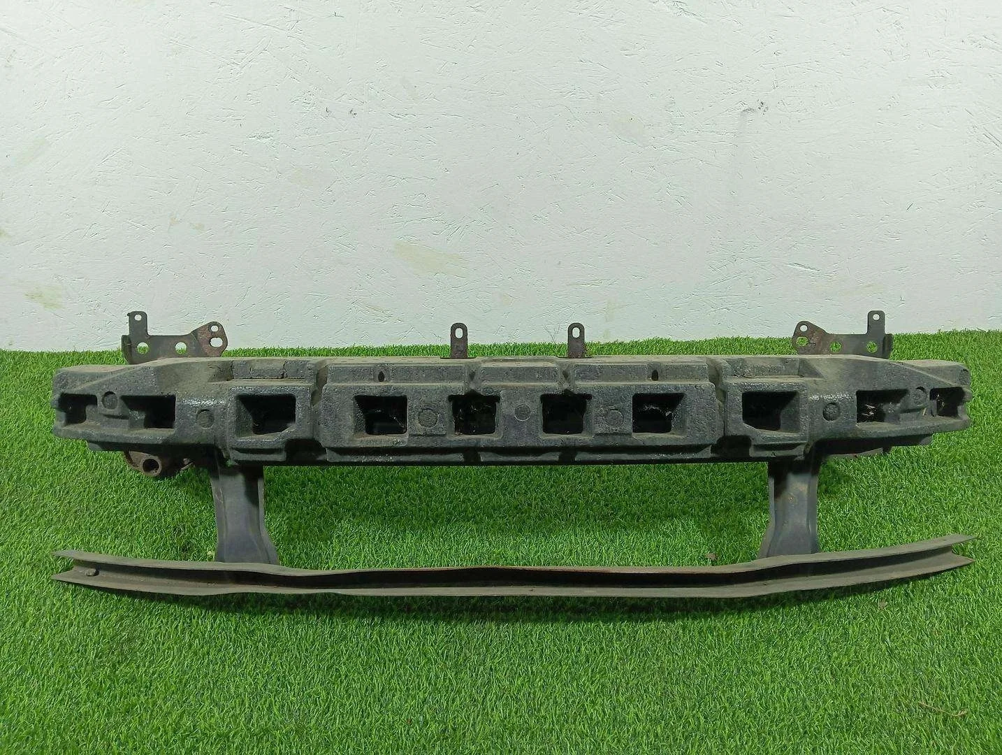 усилитель переднего бампера Volkswagen Passat 2.0 дизель 2009