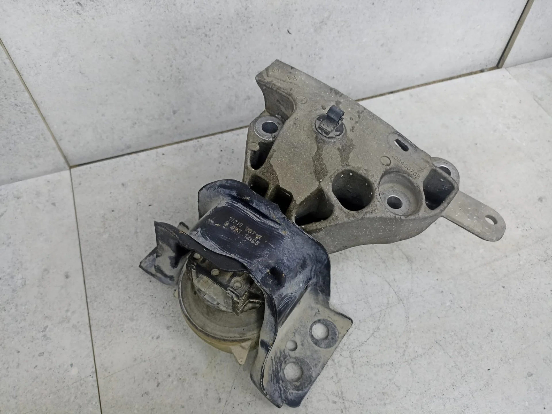 Подушка крепления двигателя передняя правая