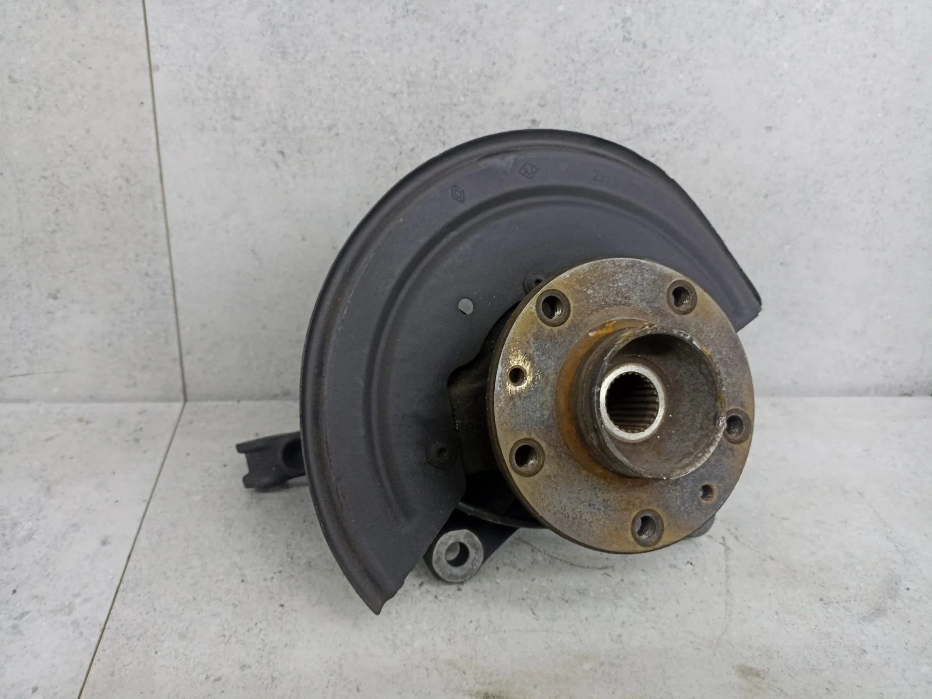 Кулак передний левый Renault Duster 2014