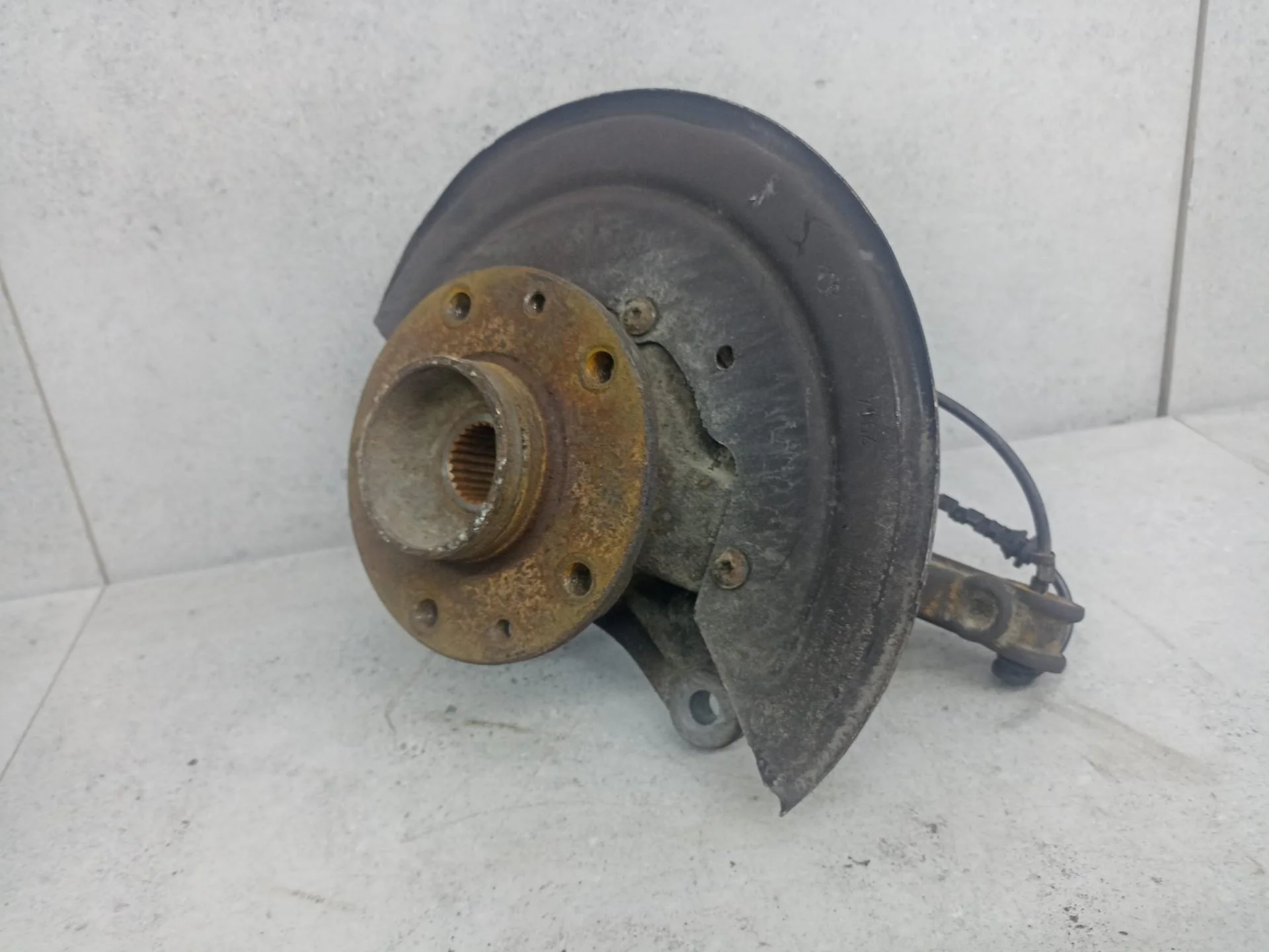 Кулак передний правый Renault Duster 2014