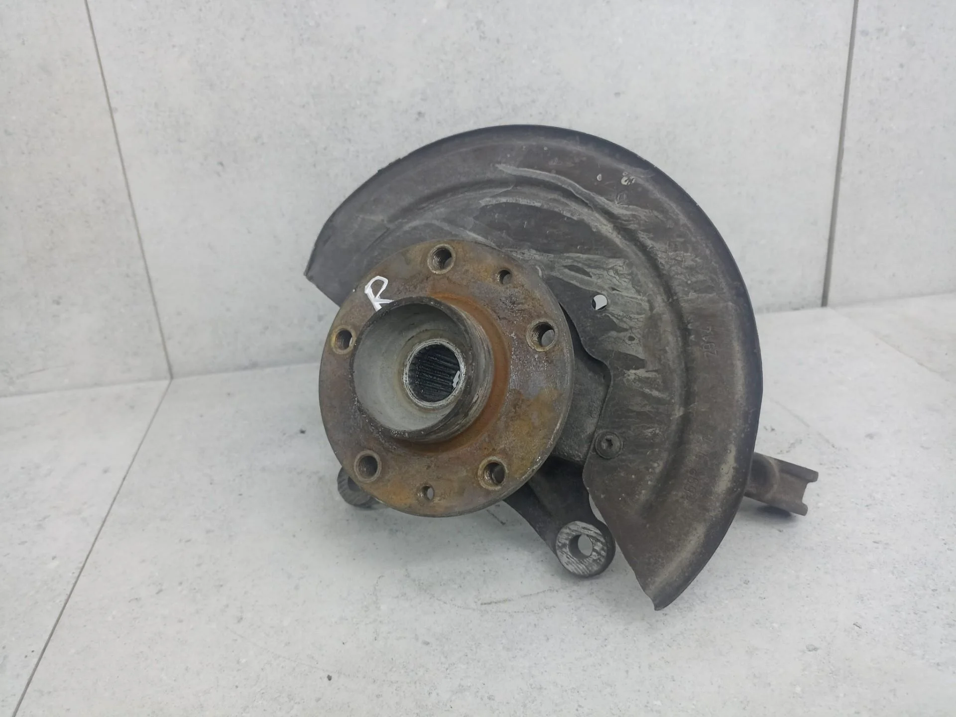 Кулак передний правый Renault Duster 2013