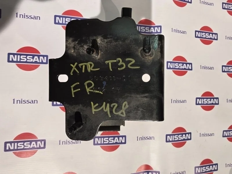 Кронштейн усилителя бампера Nissan X Trail 2017 622104CL2A T32 M9R, передний правый