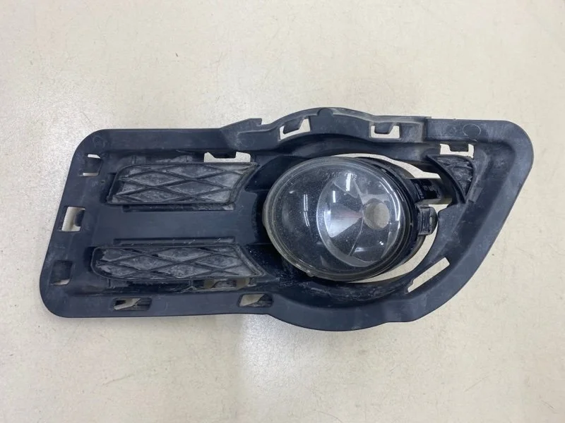 Фара противотуманная левая Volkswagen Tiguan 1