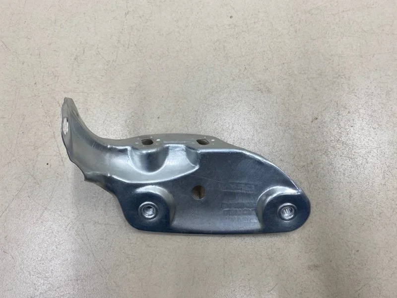 Кронштейн крыла передний правый Skoda Octavia A5