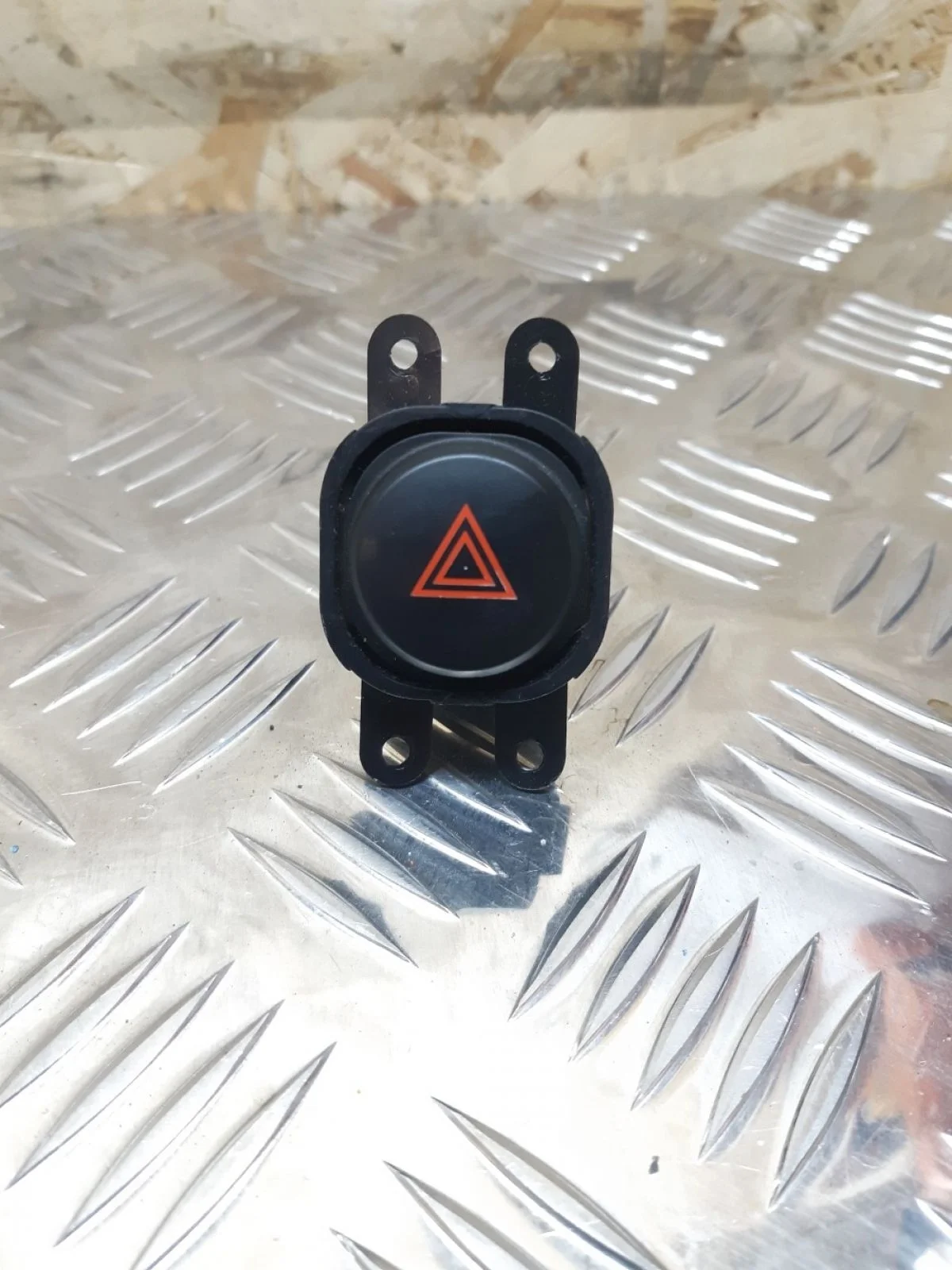 Кнопка аварийной сигнализации Nissan Navara D40 (2004—2010) 2008 серебристый