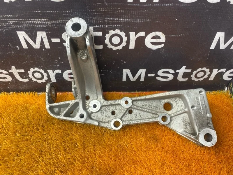 Кронштейн рычага Audi A3 2010 1K0199296E 8P CAXC, передний правый