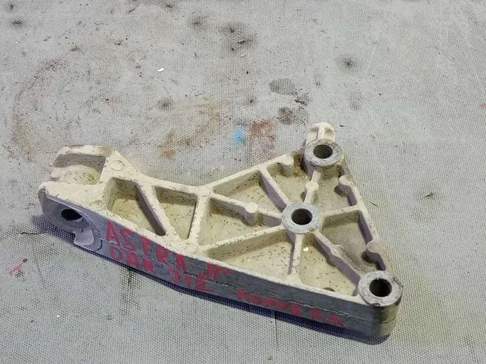 Кронштейн КПП Opel Astra H (2004—2007)