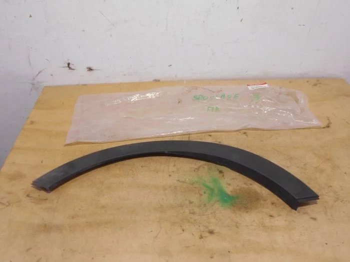 Накладка переднего левого крыла Kia Sportage III (2010—2014)