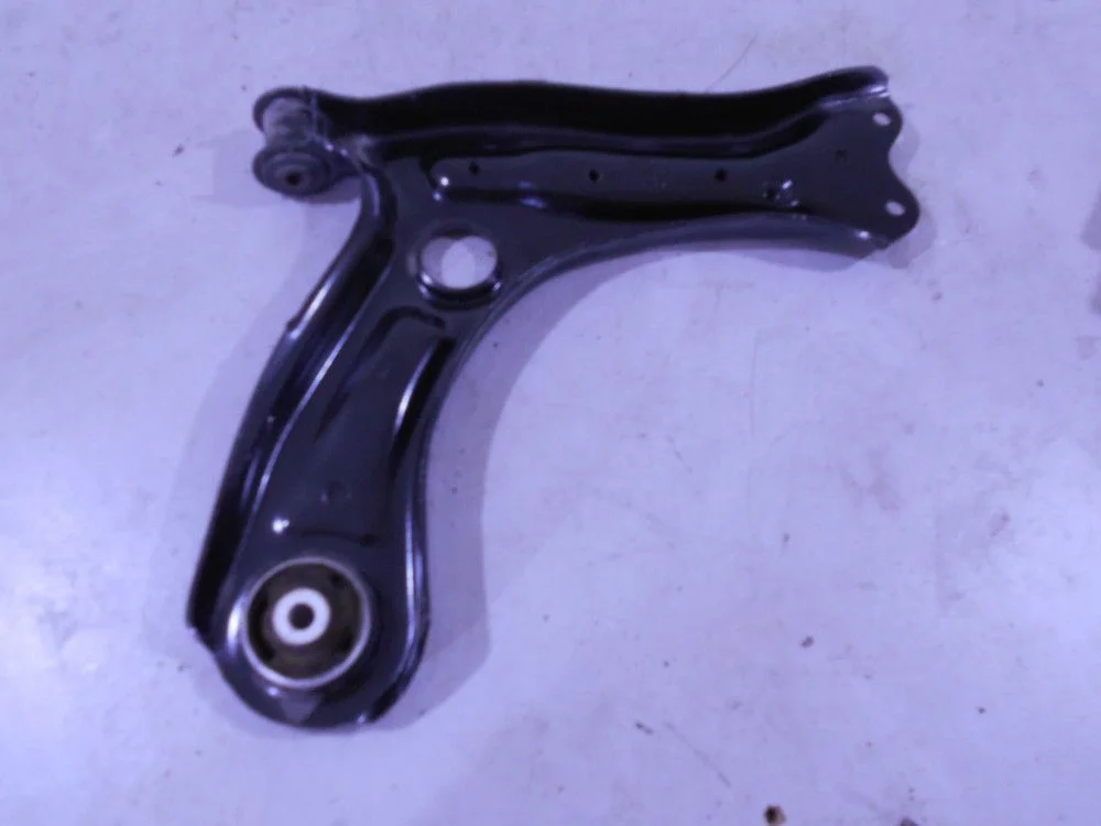 Рычаг передний левый