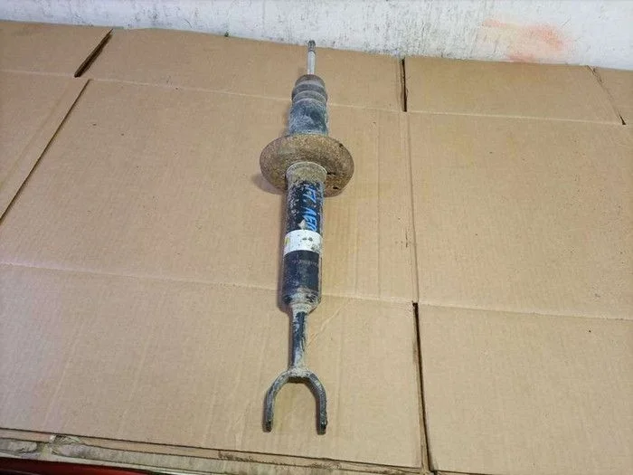 Амортизатор передний левый Volkswagen Passat B5 рестайлинг (2000—2005)