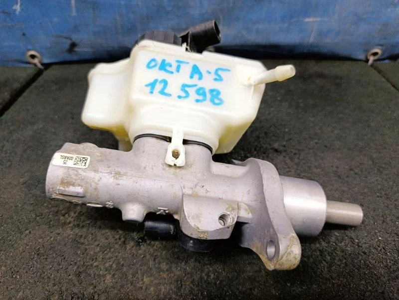 Цилиндр главный тормозной с бачком Skoda Octavia A5 2004-2013 1K1614019K 1Z